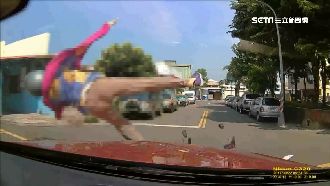 雙B未禮讓撞機車　婦彈飛半空轉3圈