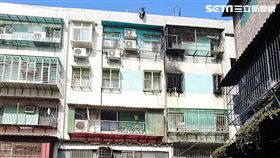 台北萬華區青年路公寓發生火警，警消救出楊姓屋主，鄰居則懷疑是屋主自己縱火釀災（楊忠翰攝）