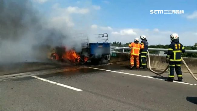 小貨車突自燃　駕駛跳車倉皇逃命