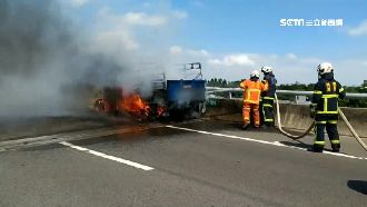 小貨車突自燃　駕駛跳車倉皇逃命