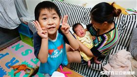 為了鼓勵生育及減輕家長托育負擔，台北市社會局自10月起推出「友善托育費用補助-二胎加碼」，送托0至2歲第二胎以上嬰幼兒至合作登記保母或私立托嬰中心托育補助從3,000元提高至6,000元。
李鴻典攝