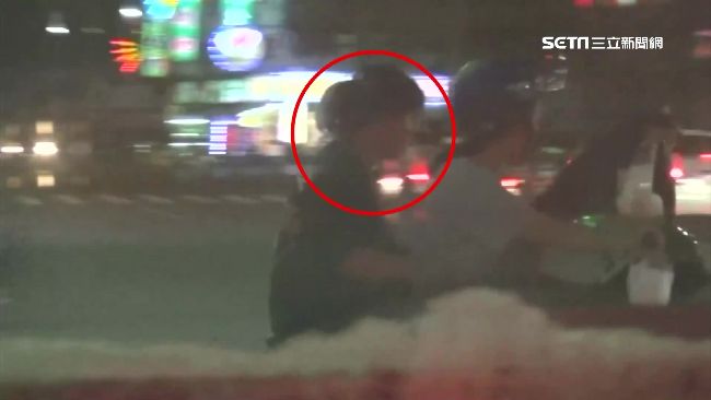 姐妹花都遭毒品通緝　騎車雙載賣毒
