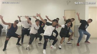網路瘋傳洗腦兒歌　型男跳起來超反差