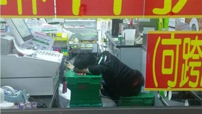 大夜班店員累到趴睡　意外掀網友論戰