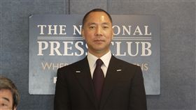 郭文貴現身華府 爆料中共滲透美國中國滯美富商郭文貴在未提出具體證據下，再度點名中共中央紀委書記王岐山家族貪腐，還拿出中國內部絕密文件指，中國派間諜以各種方式顛覆滲透美國。中央社記者鄭崇生華盛頓攝 106年10月6日