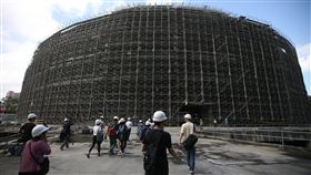 大巨蛋後續賠償　北市都發局：言之過早台北市議員5日赴大巨蛋視察，提出除鏽費用等賠償問題。都發局副局長張剛維說，大巨蛋審議程序還在進行，目前談賠償問題言之過早。遠雄預估11月底可完成大巨蛋封頂。中央社記者張新偉攝　106年10月5日