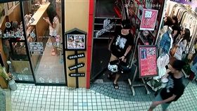 監視器錄下男子無端毆人後離開的畫面。（圖／翻攝畫面）