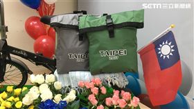 2017國慶嗡嗡包/首次束口袋改防潑水雙間包/顏色深色系/DIP貼立體國旗 民政局提供