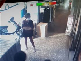 中年婦人趁店家手忙腳亂之際下手行竊。（圖／翻攝自細說淡水）