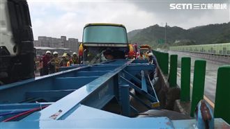 未保持安全車距？遊覽車撞拖板車