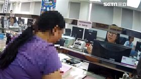 詐騙集團化身成維和部隊將軍，並誆稱巡邏時遭到ISIS攻擊，導致腿部受傷需要金援，陳女欲匯款美金1850元，經保七警員及行員不斷勸說後，她才明白全是一場騙局（翻攝畫面）