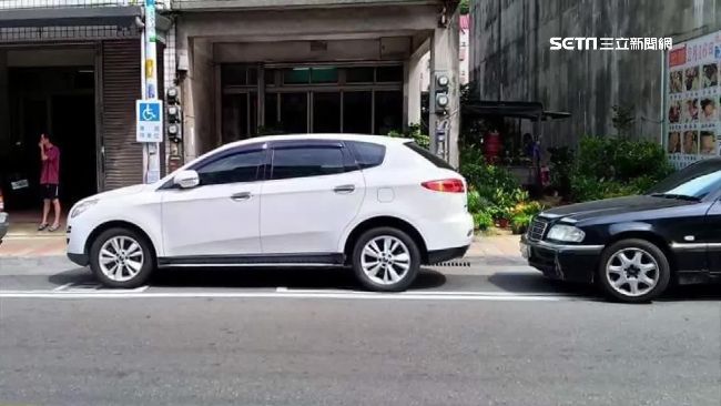 硬要「3車擠2格」　這樣違停全開罰