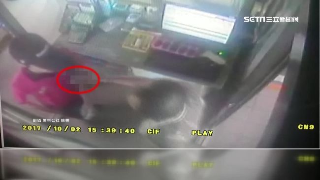 掏槍恐嚇加油站員　男子當街遭逮