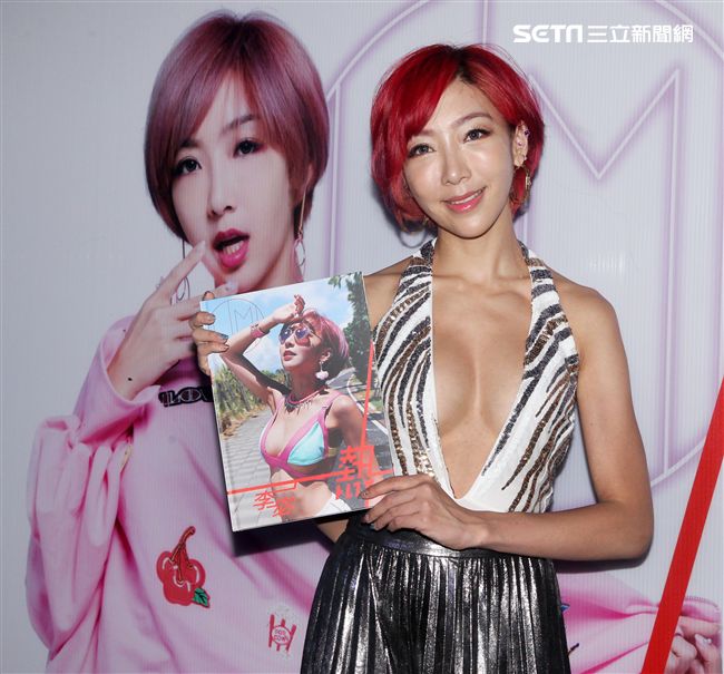 李宓爆乳性感出專輯、寫真集火辣登場。（記者邱榮吉/攝影）