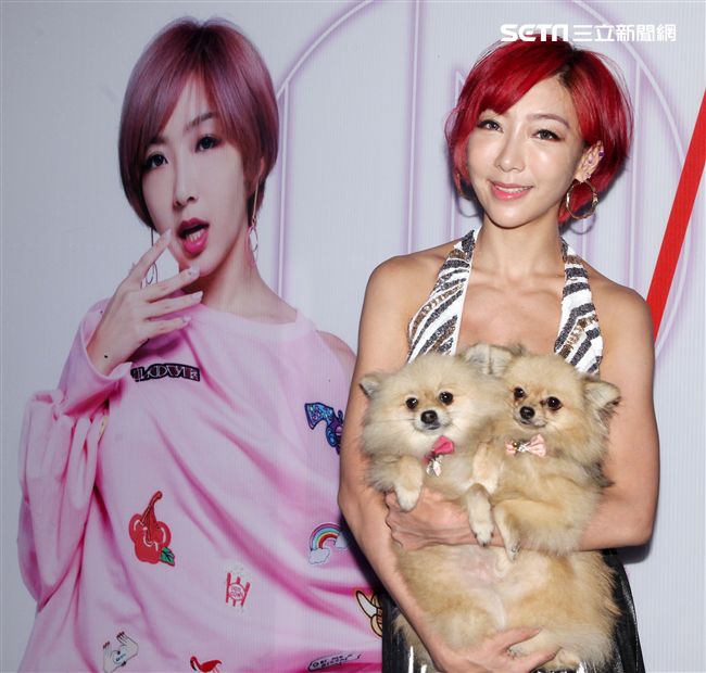 李宓爆乳性感出專輯、寫真集火辣登場。（記者邱榮吉/攝影）