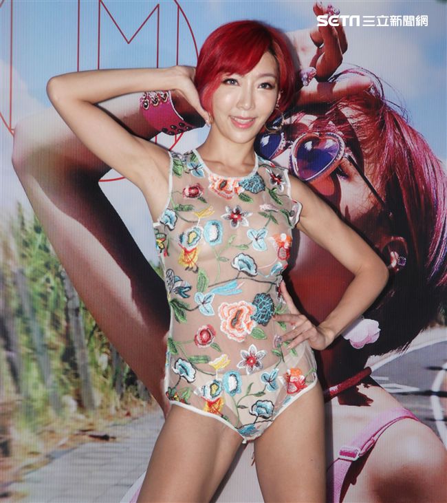 李宓爆乳性感出專輯、寫真集火辣登場。（記者邱榮吉/攝影）