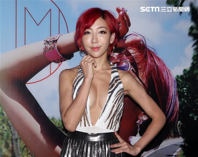 李宓爆乳性感出專輯、寫真集火辣登場。（記者邱榮吉/攝影）
