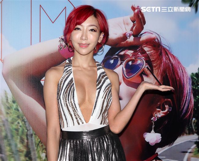 李宓爆乳性感出專輯、寫真集火辣登場。（記者邱榮吉/攝影）