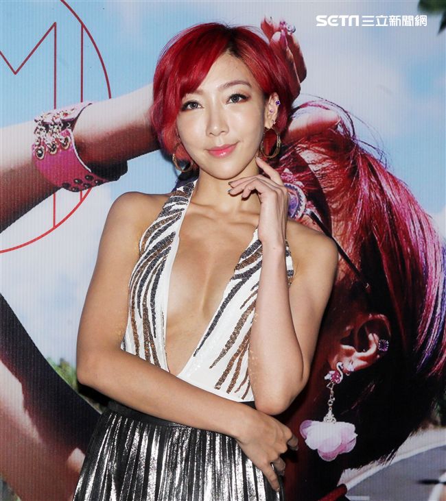 李宓爆乳性感出專輯、寫真集火辣登場。（記者邱榮吉/攝影）