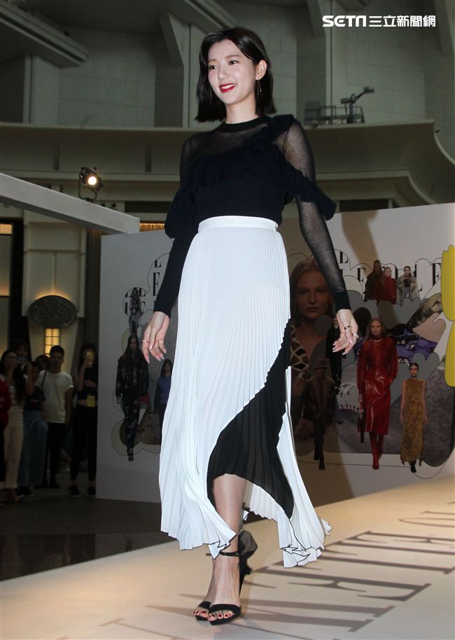 郭雪芙化身超模性感走秀，展現女性自信風格態度。（記者邱榮吉/攝影）