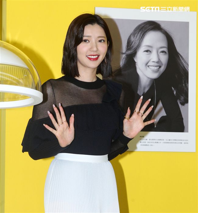 郭雪芙化身超模性感走秀，展現女性自信風格態度。（記者邱榮吉/攝影）