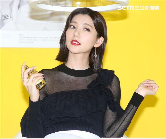 郭雪芙化身超模性感走秀，展現女性自信風格態度。（記者邱榮吉/攝影）