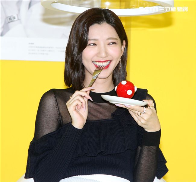 郭雪芙化身超模性感走秀，展現女性自信風格態度。（記者邱榮吉/攝影）