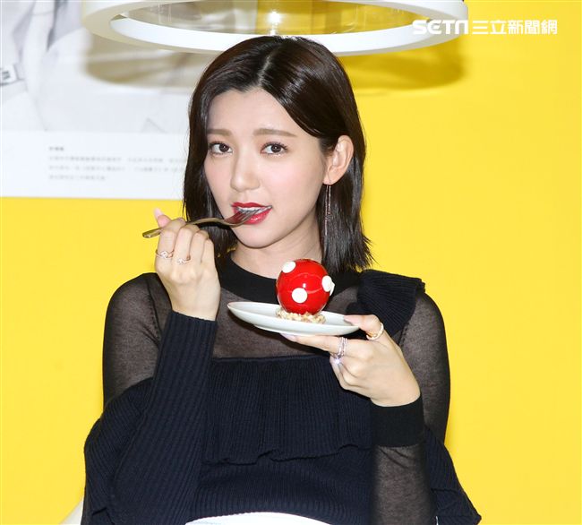 郭雪芙化身超模性感走秀，展現女性自信風格態度。（記者邱榮吉/攝影）