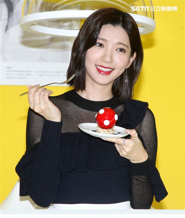 郭雪芙化身超模性感走秀，展現女性自信風格態度。（記者邱榮吉/攝影）