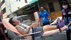 「兄弟，好佳在有你！」警救援路倒婦　竟救到同仁的媽媽
新營,鹽水分駐所,警察,救援,老婦,同仁
