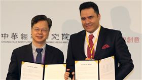 經濟部與廠商進行投資意向書換約（2）「2017年台灣全球招商論壇」6日在台北國際會議中心舉行，經濟部次長龔明鑫（左）與廠商進行投資意向書換約儀式，並合影。中央社記者鄭傑文攝　106年10月6日