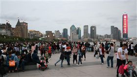 十一的外灘不擠（1）中國大陸十一長假已過一半，2017年上海多處景點接待人數都下降。根據統計，假期前4天，上海累計接待遊客約519萬人次，與2016年同期相比減少2%，以往萬頭攢動的外灘，也不擠了。中央社記者陳家倫上海攝　106年10月4日