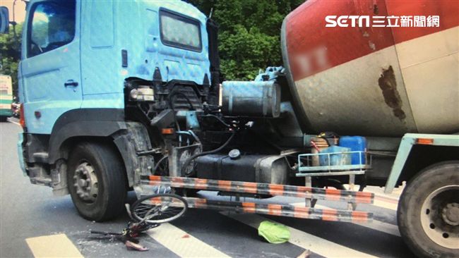 混泥土車死角！婦人騎單車過馬路遭撞