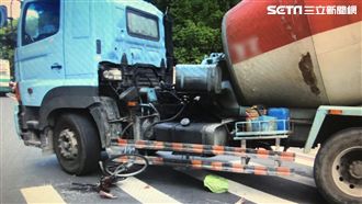 混泥土車死角！婦人騎單車過馬路遭撞