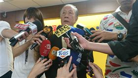 李新墜樓身亡  郁慕明一度紅了眼眶新黨黨主席郁慕明（中）28日對台北市議員李新身亡表示，他非常震驚與難過，李新最近約他見面，但因忙而未見到，希望李新的家人能夠平安度過難關，郁慕明講到激動處一度紅了眼眶。中央社記者王承中攝  106年9月28日