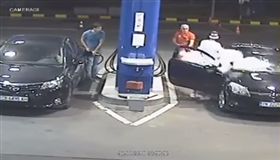 保加利亞,加油,加油站,抽菸,危險行為,滅火器　圖／翻攝自YouTube