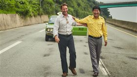 我只是個計程車司機　劇情打動人心韓國電影「我只是個計程車司機」，由韓國演員宋康昊（右）和影星湯瑪斯．克瑞特許曼（Thomas Kretschmann）（左）主演，以真人真事改編的劇情撼動人心，成為韓國影史10大賣座電影之一。（車庫娛樂提供）中央社記者江佩凌傳真　106年9月16日