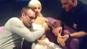 Samantha,Sergi Santos,人偶,性愛娃娃,莎曼沙,展覽,野蠻,暴力 　圖／翻攝自Sergi Santos推特　