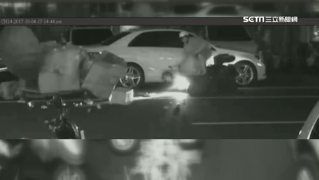 回收嬤逆向行走遭撞　骨折還吃上罰單
