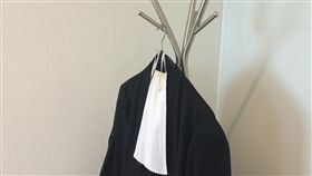 律師袍,大袍,黑衣,衣架(圖/pixabay)