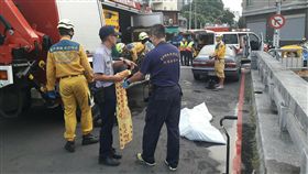 台中一男子溺水　救起無生命徵象台中市北區福龍柳橋橋下7日清晨發現有民眾溺水，台中市消防局據報前往現場，隨即將溺水民眾搬運至路橋上，被救起的男子疑因溺水多時已無生命徵象。（台中市消防局提供）中央社記者郝雪卿傳真　106年10月7日