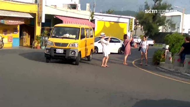 無視車來車往　陸客霸氣站路中央拍照