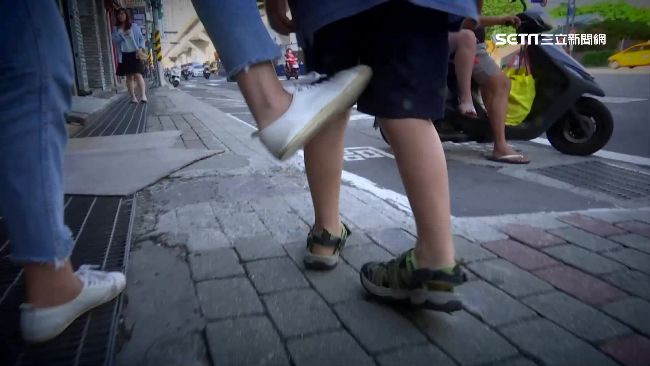 惡女專挑小孩下手　鬧區伸腳害人跌倒