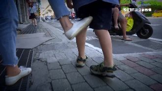 惡女專挑小孩下手　鬧區伸腳害人跌倒