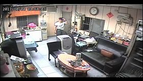 監視器錄下怪力男行竊過程。（圖／翻攝自八里）
