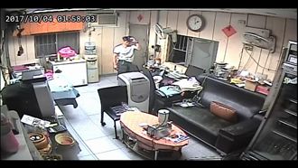 單車男使怪力　扳彎鐵窗行竊檳榔攤