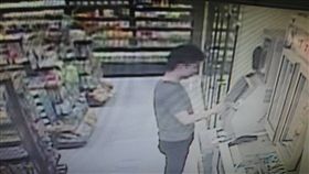 車手前往ATM提款。（圖／翻攝畫面）