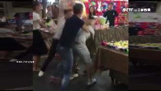 硬要亂摸賓果攤　陸客慘遭當街圍毆