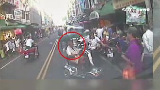 騎電動車變碰碰車　老翁重聽輾過路人