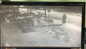 男子帶著寶特瓶準備前往前女友住處縱火。（圖／翻攝畫面）